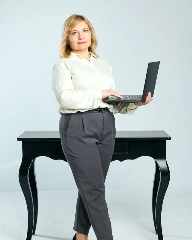Логопед Ирина Островская с ноутбуком